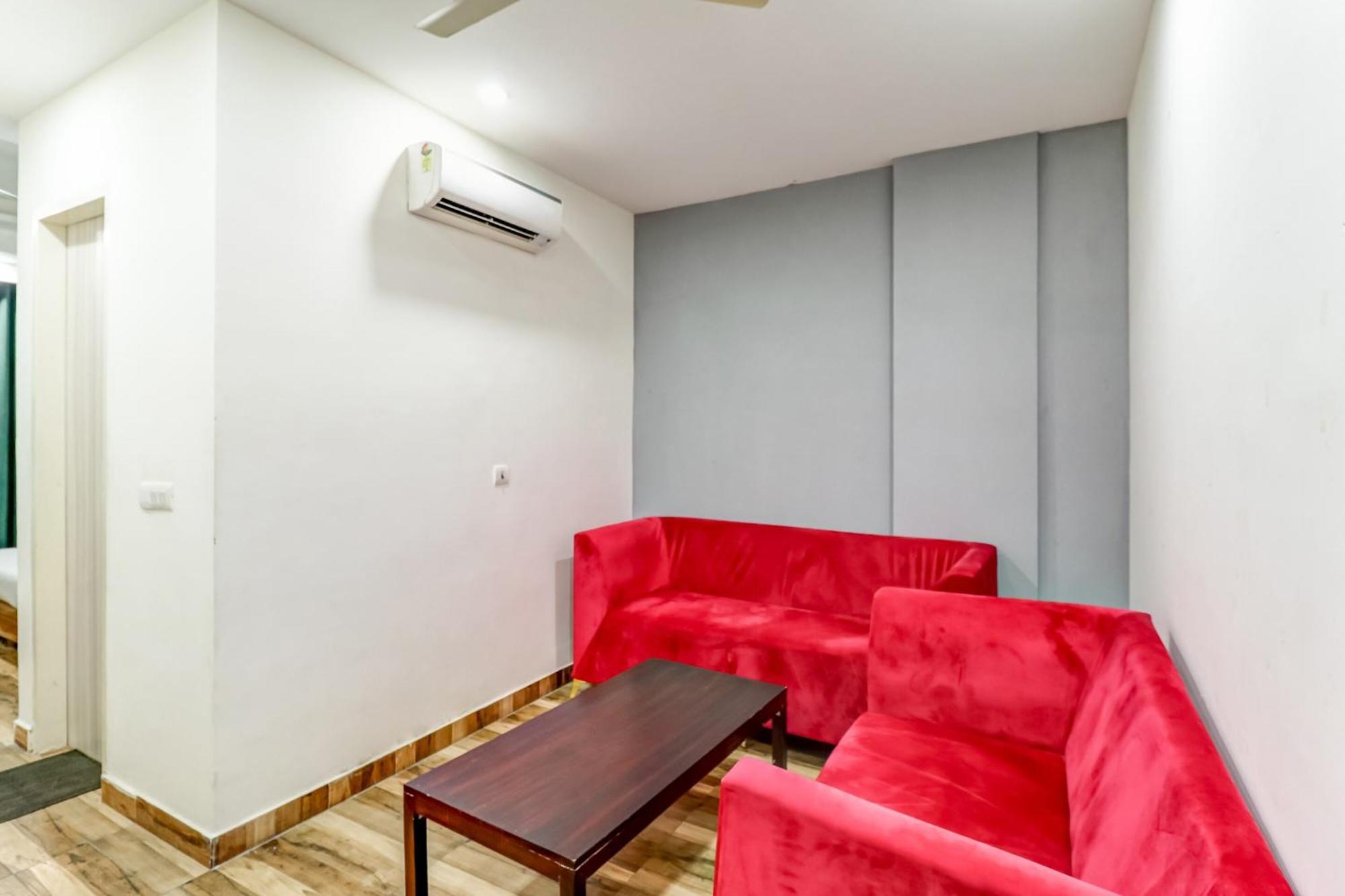 Townhouse Skylight Near Medanta Hospital Hotell Gurgaon Exteriör bild