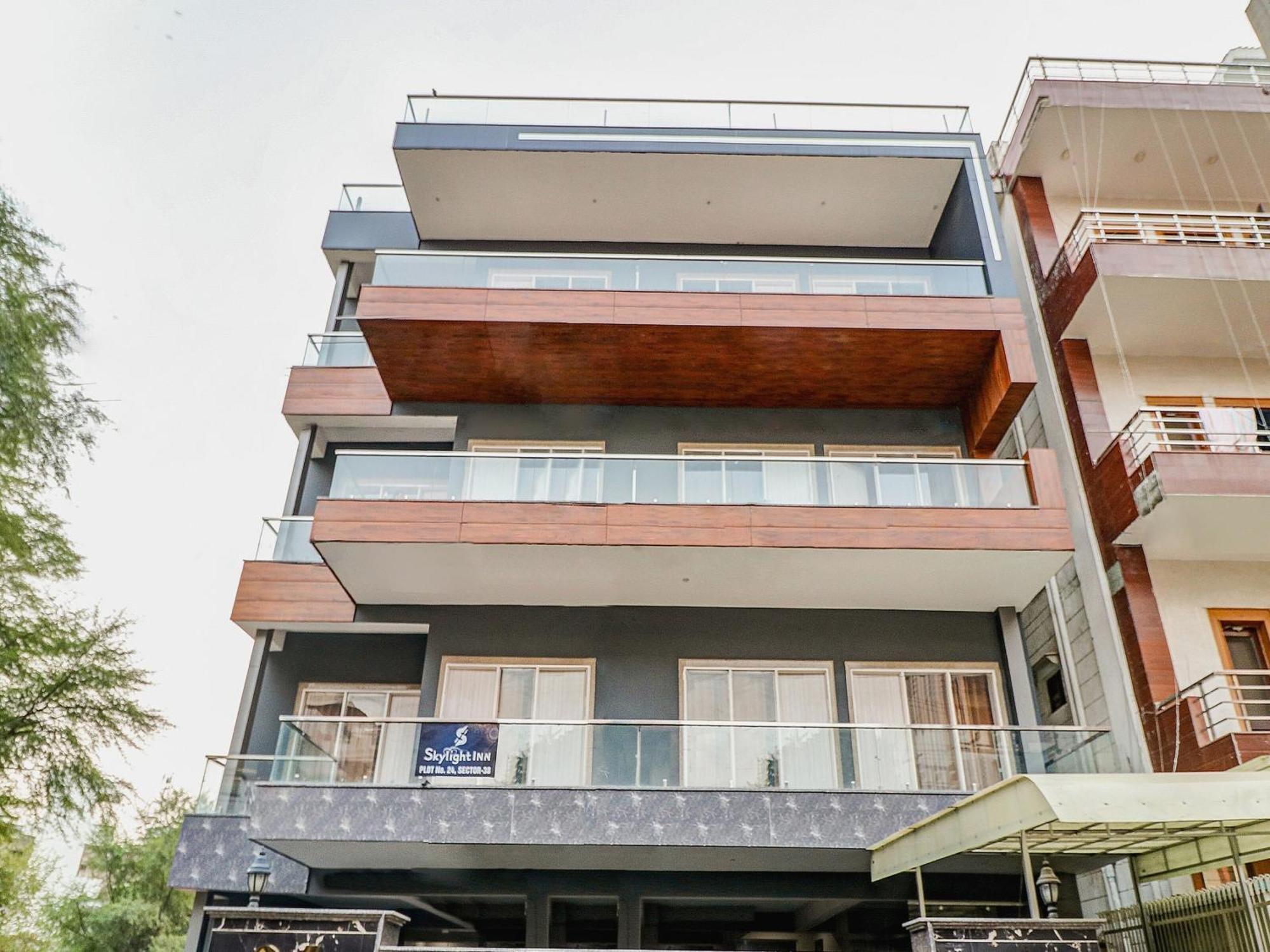 Townhouse Skylight Near Medanta Hospital Hotell Gurgaon Exteriör bild