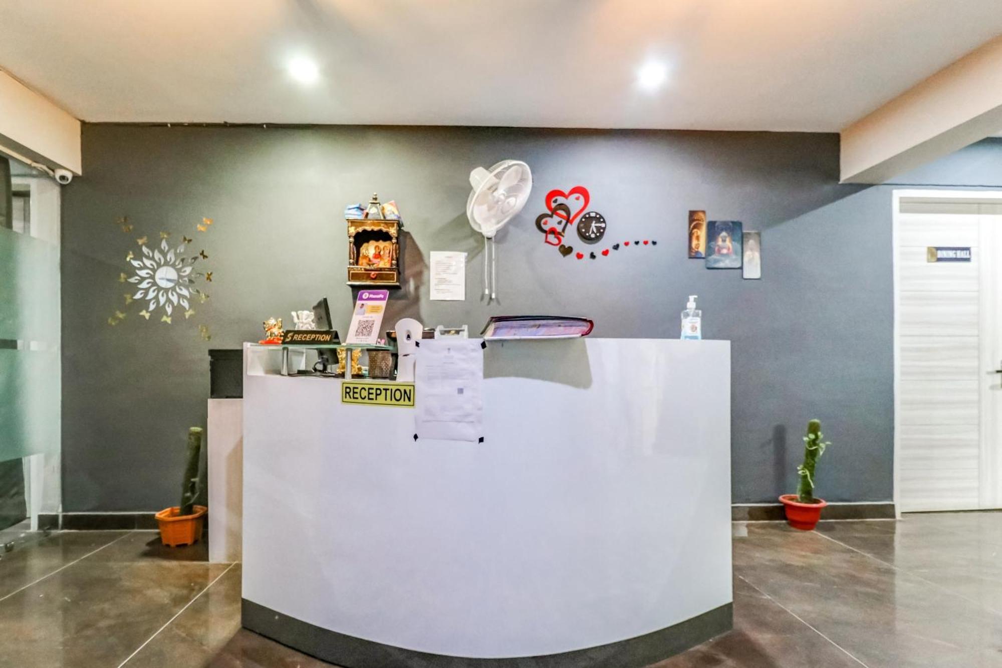Townhouse Skylight Near Medanta Hospital Hotell Gurgaon Exteriör bild