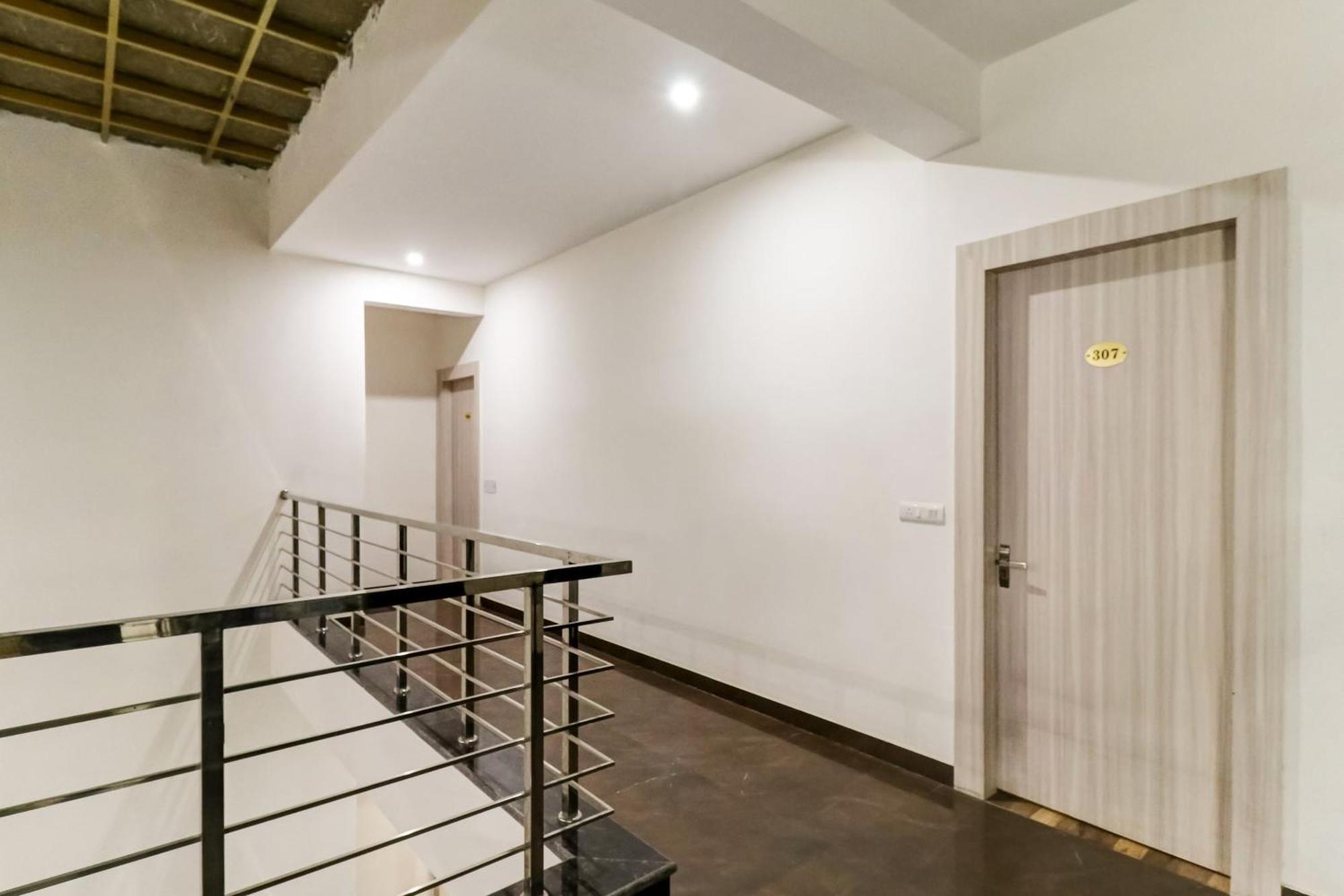 Townhouse Skylight Near Medanta Hospital Hotell Gurgaon Exteriör bild