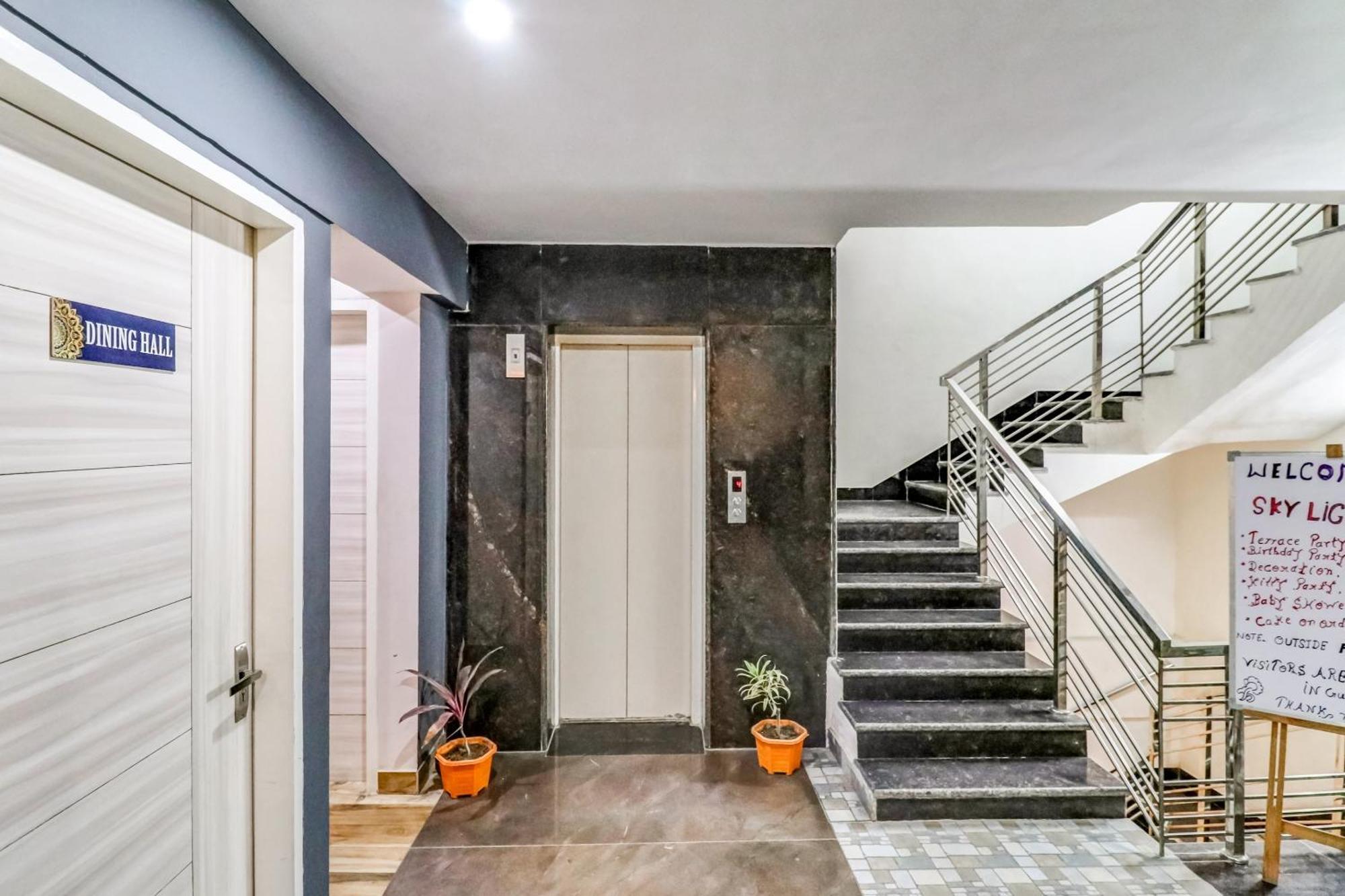 Townhouse Skylight Near Medanta Hospital Hotell Gurgaon Exteriör bild