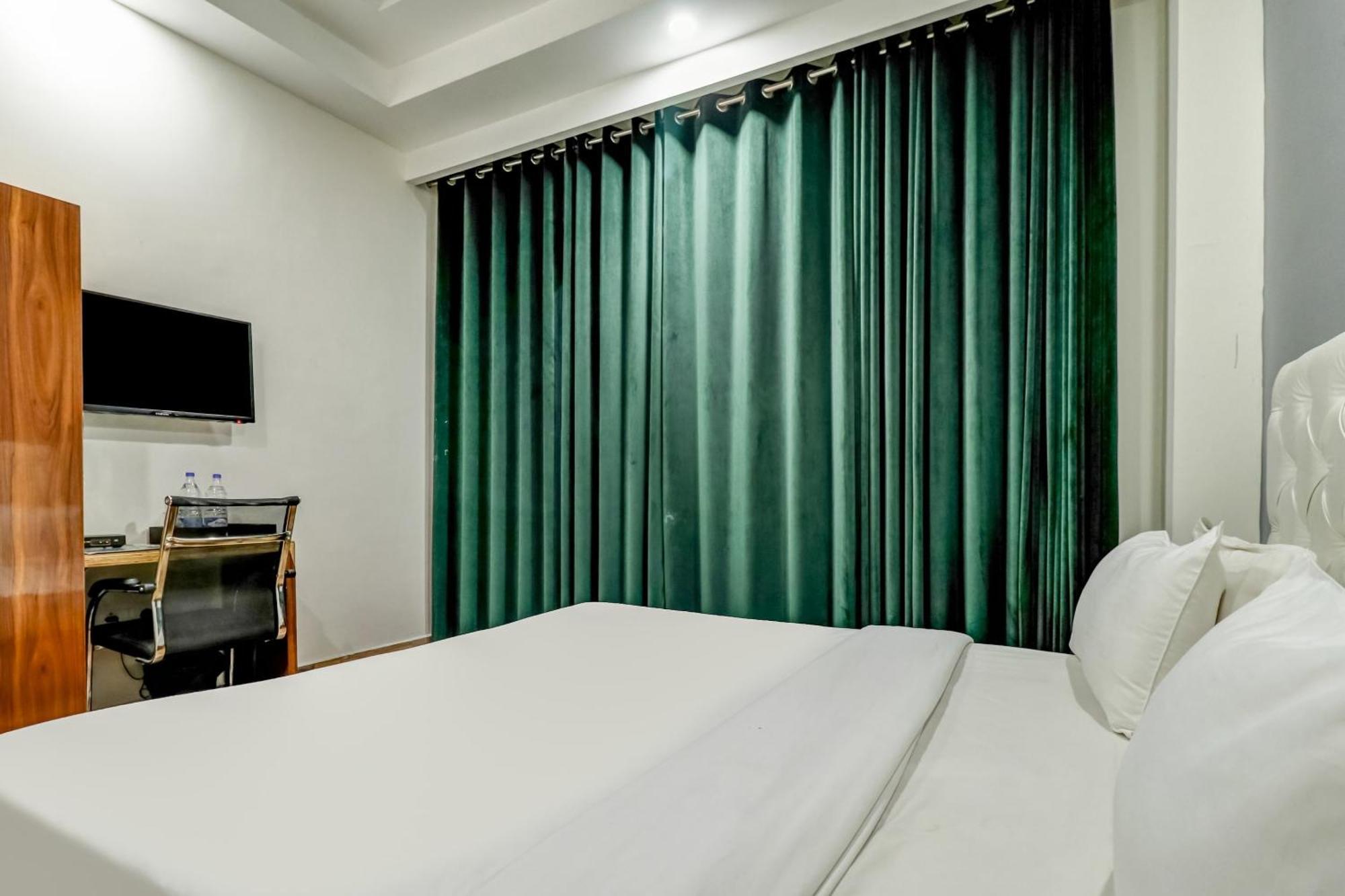 Townhouse Skylight Near Medanta Hospital Hotell Gurgaon Exteriör bild