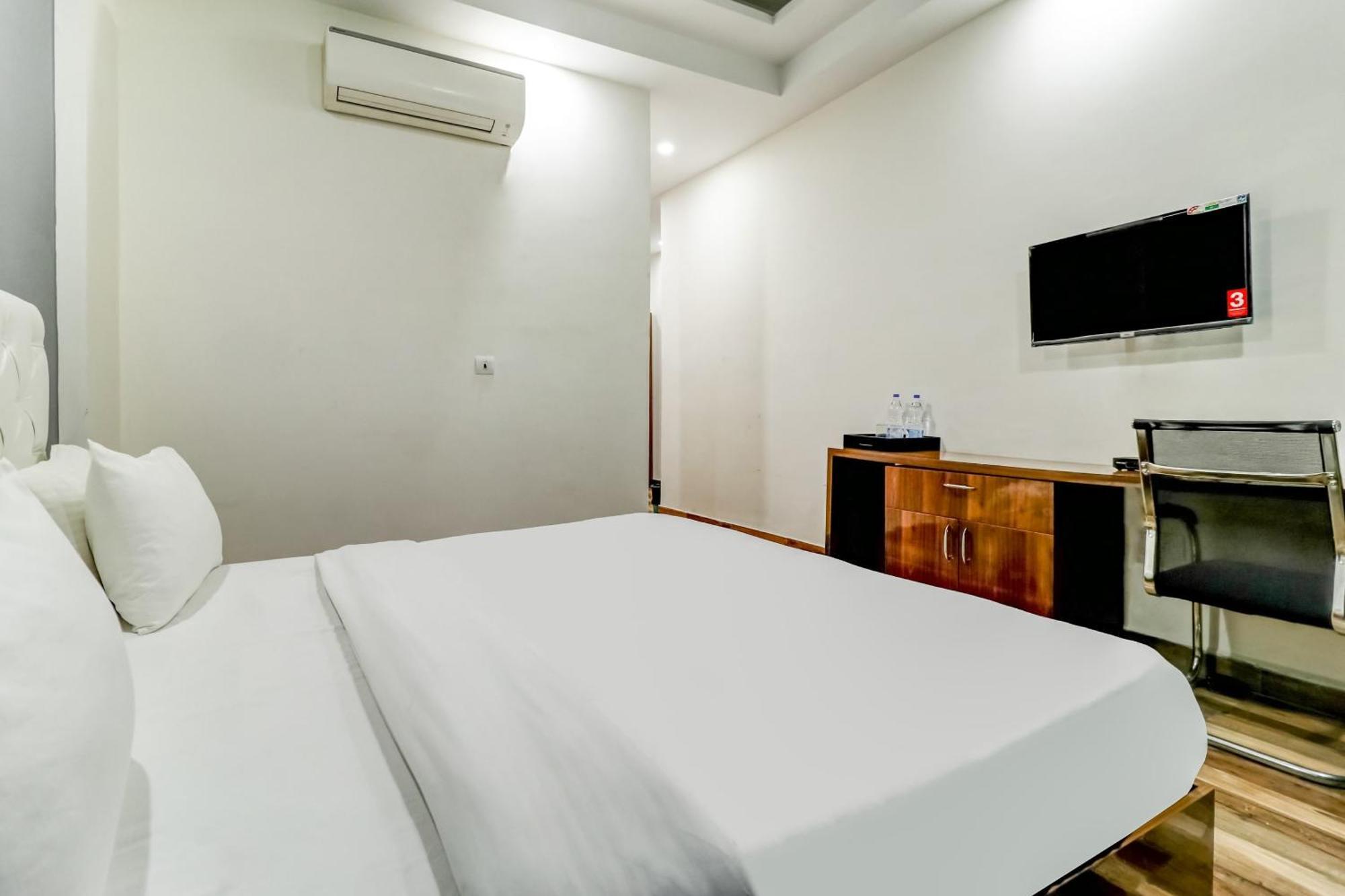 Townhouse Skylight Near Medanta Hospital Hotell Gurgaon Exteriör bild