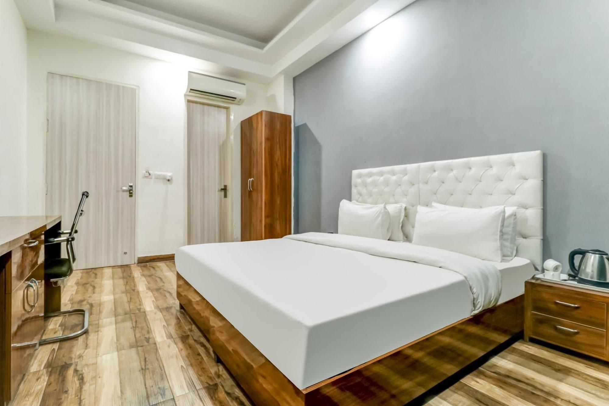 Townhouse Skylight Near Medanta Hospital Hotell Gurgaon Exteriör bild