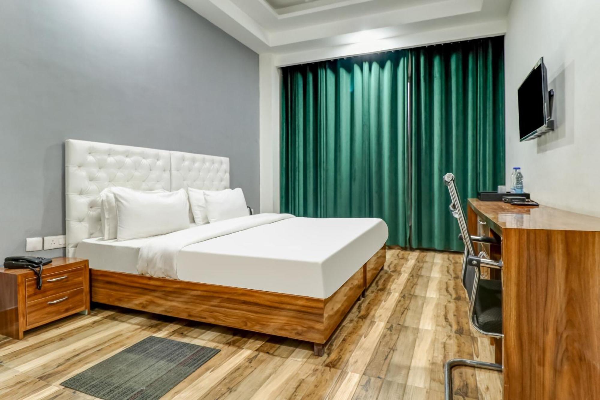 Townhouse Skylight Near Medanta Hospital Hotell Gurgaon Exteriör bild