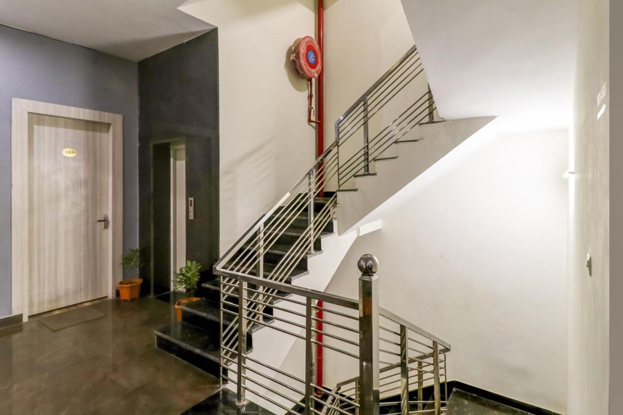 Townhouse Skylight Near Medanta Hospital Hotell Gurgaon Exteriör bild