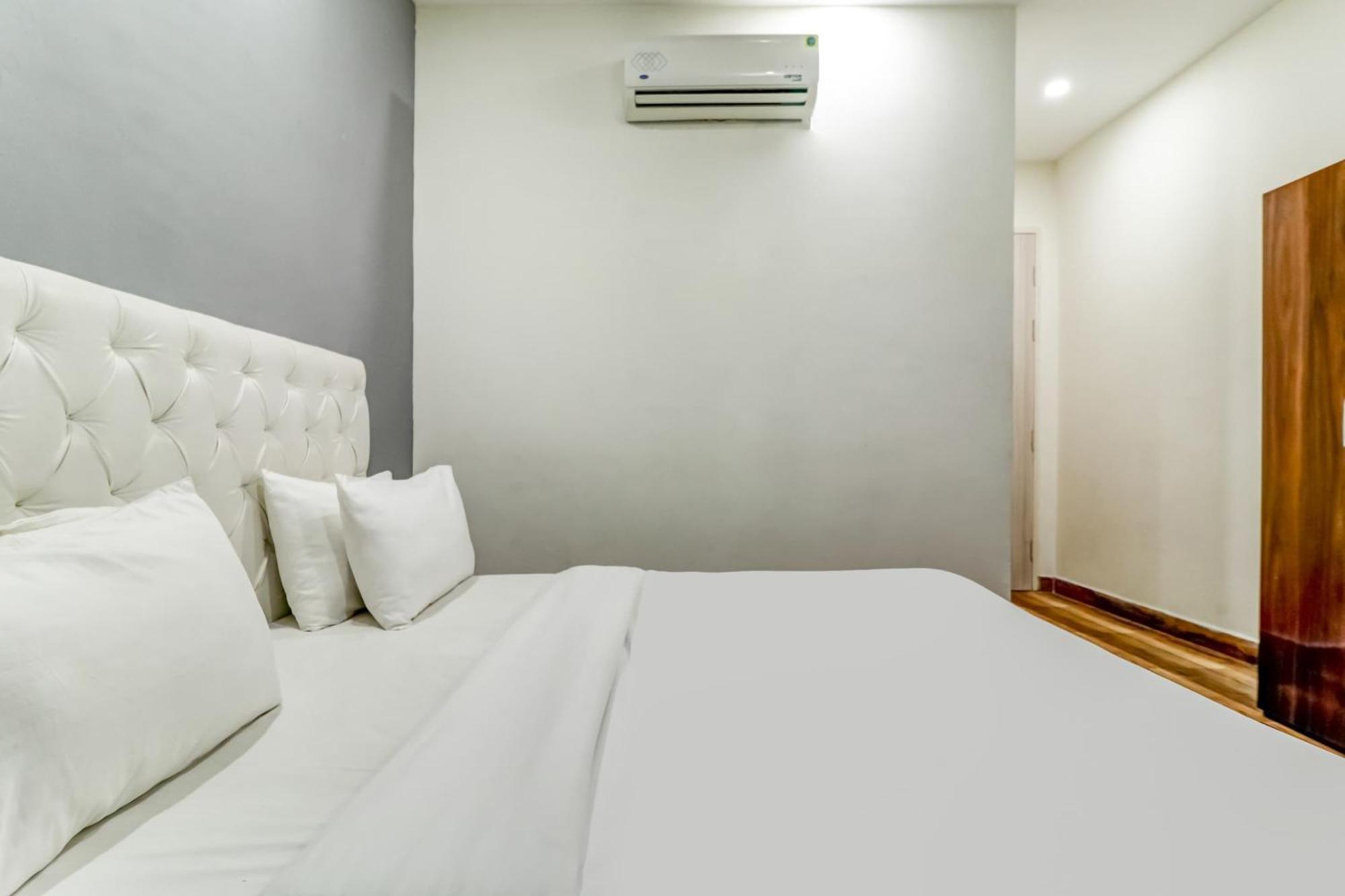 Townhouse Skylight Near Medanta Hospital Hotell Gurgaon Exteriör bild