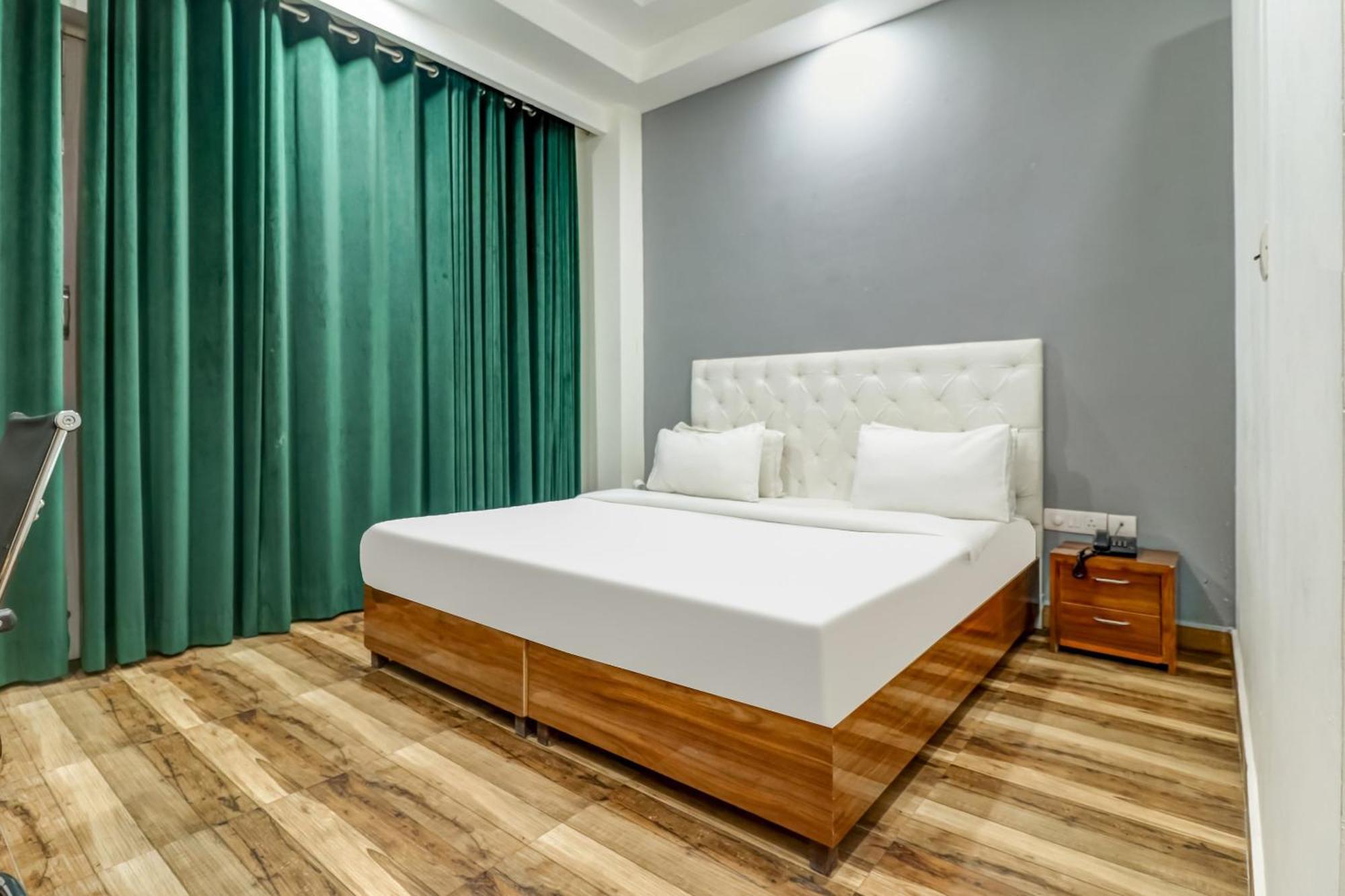 Townhouse Skylight Near Medanta Hospital Hotell Gurgaon Exteriör bild