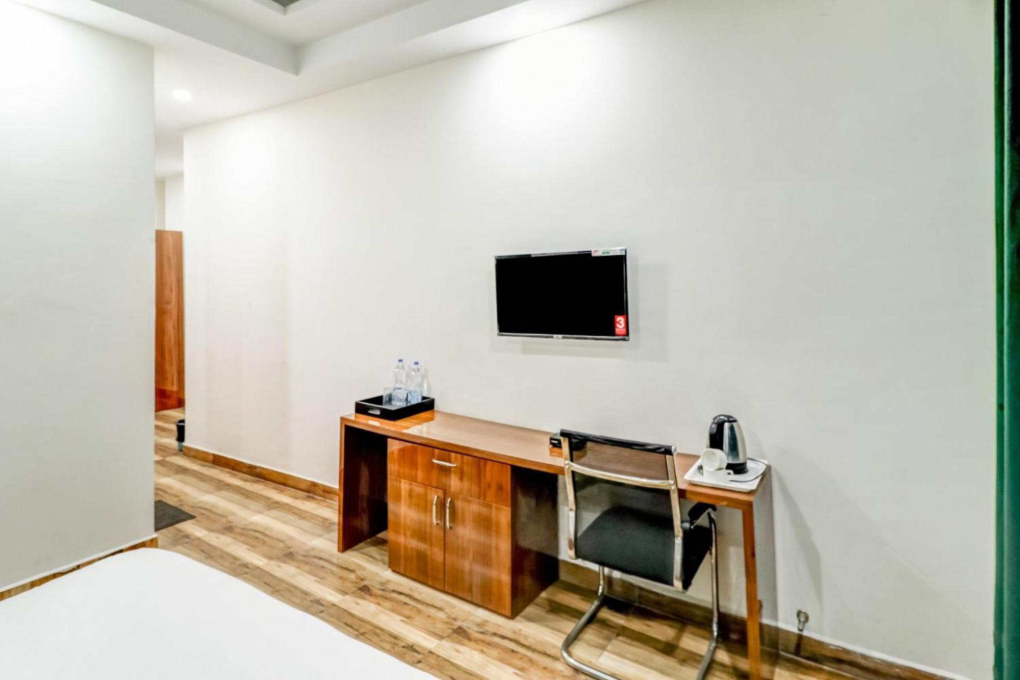 Townhouse Skylight Near Medanta Hospital Hotell Gurgaon Exteriör bild