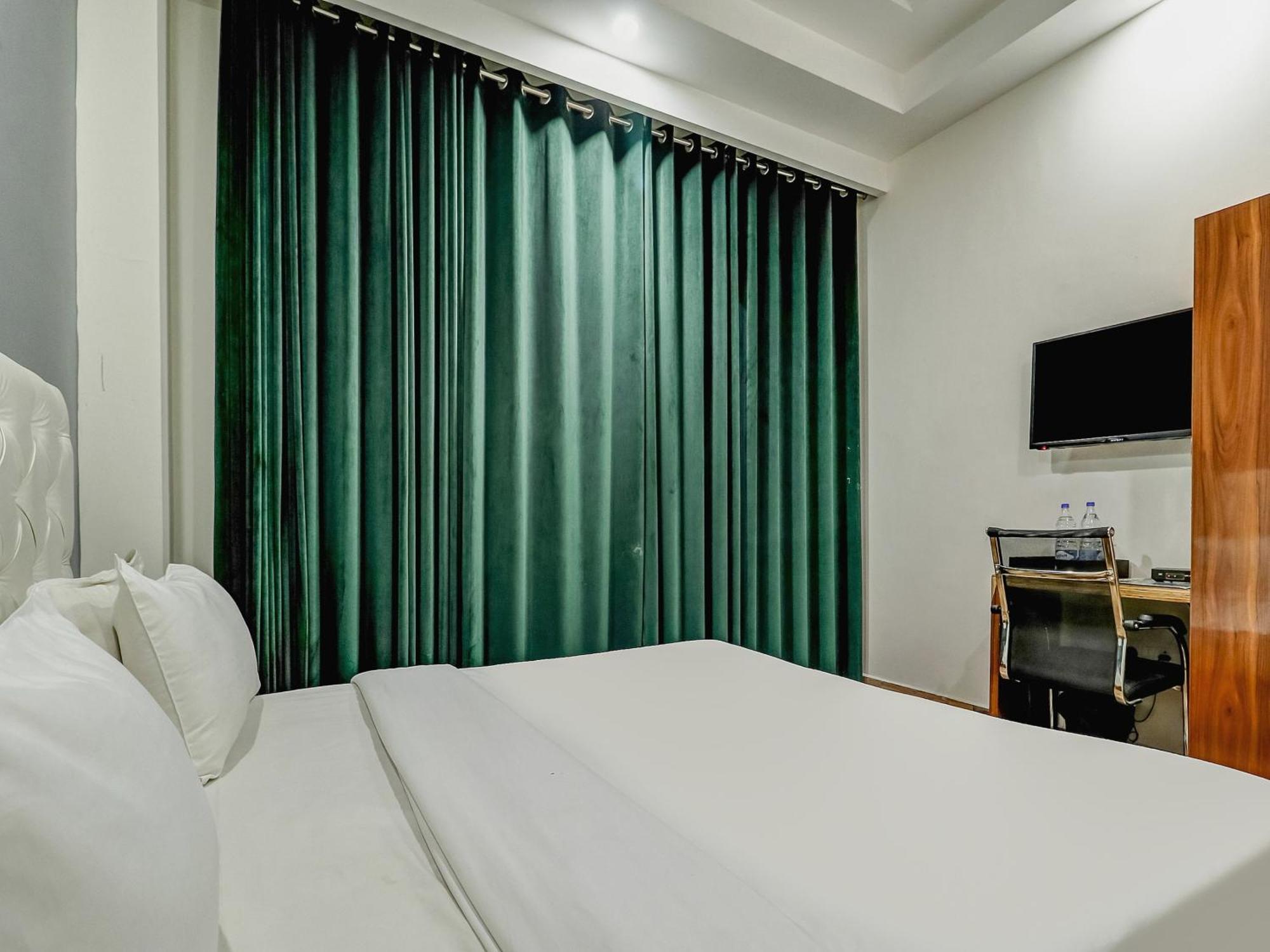 Townhouse Skylight Near Medanta Hospital Hotell Gurgaon Exteriör bild